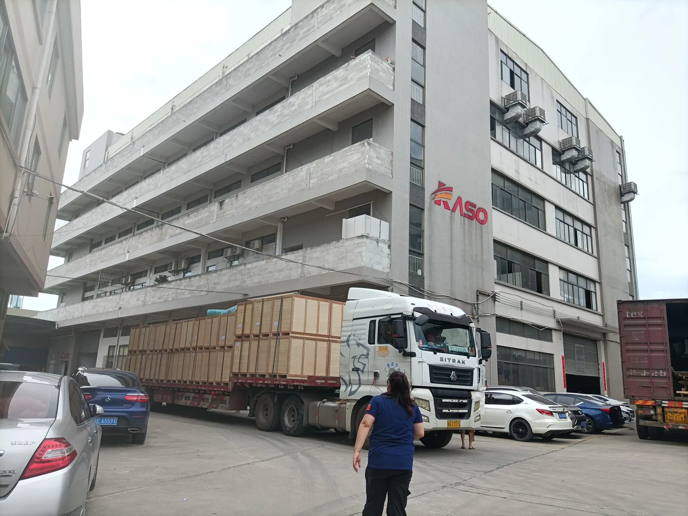 KASO export loading truck with wooden crates